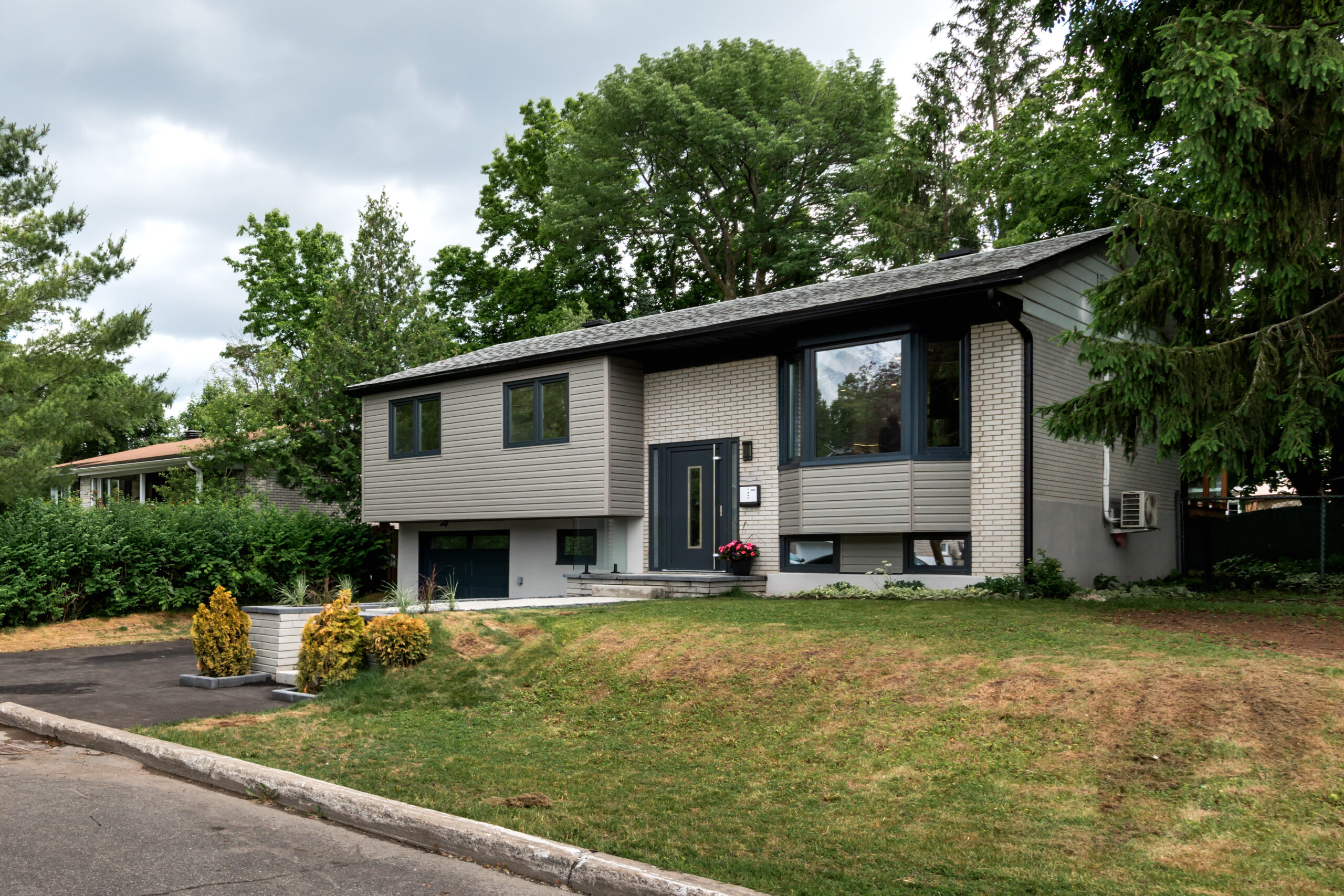 vecteezy_luxury-canadian-flipped-house-in-kirkland-montreal_26272229