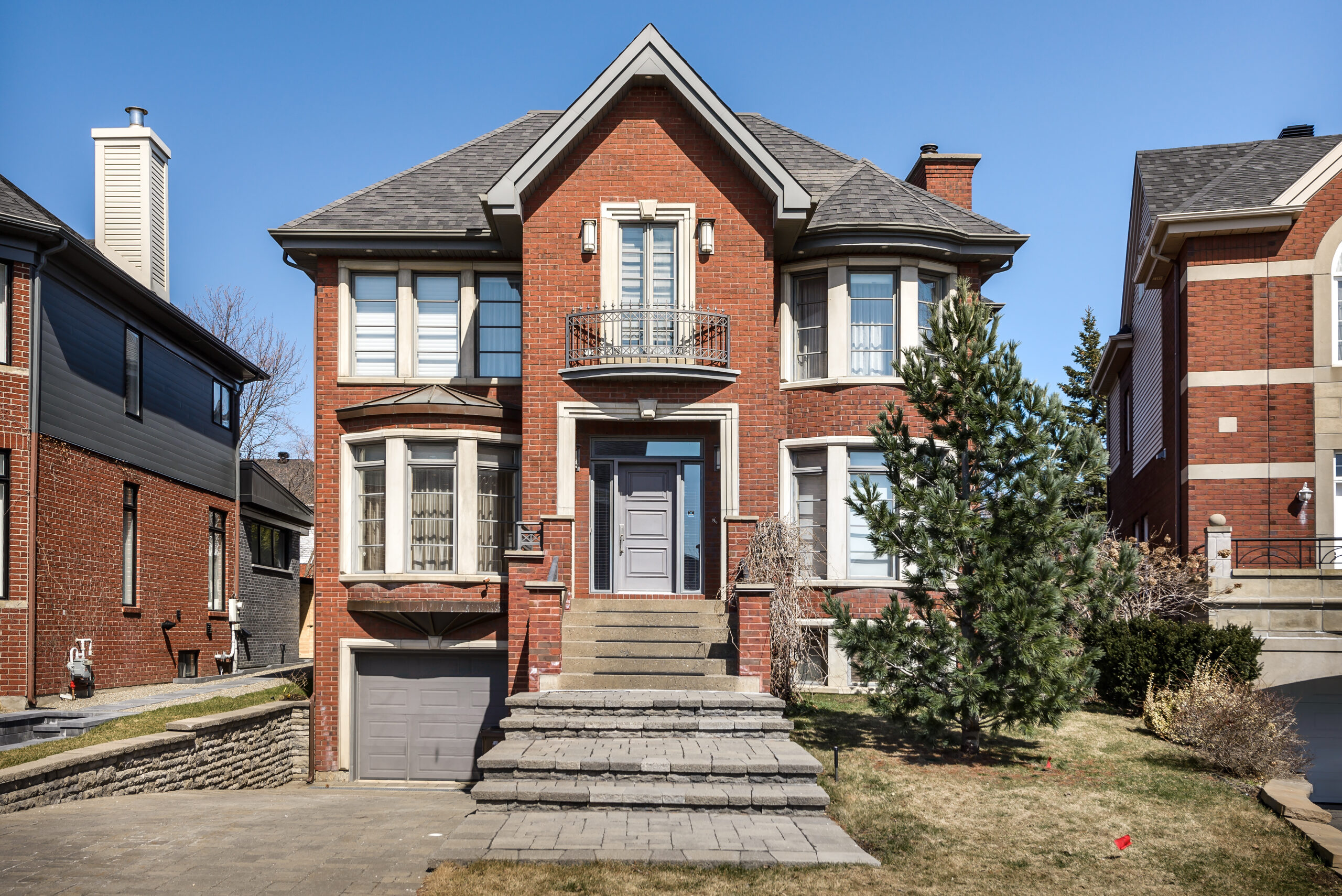 vecteezy_luxury-canadian-house-with-hard-wood-floors-and-stair-cases_3070202